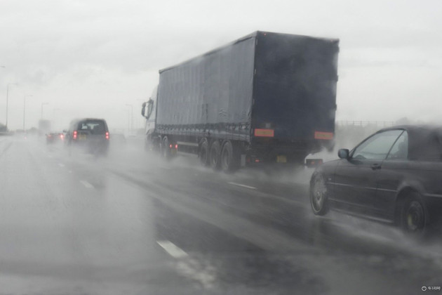 行車途中突遇暴雨的應(yīng)對方法